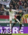 15.03.2025, Fussball 1. Bundesliga 2024/2025, 26. Spieltag, FC Augsburg - VfL Wolfsburg, in der WWK-Arena Augsburg, Steve Michel Mounie (FC Augsburg) gegen Denis Vavro (Wolfsburg) 