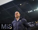 15.03.2025, Fussball 1. Bundesliga 2024/2025, 26. Spieltag, FC Augsburg - VfL Wolfsburg, in der WWK-Arena Augsburg, Trainer Jess Thorup (FC Augsburg) nachdenklich 