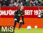 15.03.2025, Fussball 1. Bundesliga 2024/2025, 26. Spieltag, FC Augsburg - VfL Wolfsburg, in der WWK-Arena Augsburg, Maximilian Arnold (Wolfsburg) am Ball.