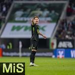 15.03.2025, Fussball 1. Bundesliga 2024/2025, 26. Spieltag, FC Augsburg - VfL Wolfsburg, in der WWK-Arena Augsburg,  Sebastiaan Bornauw (Wolfsburg) gibt Anweisungen 