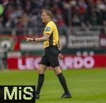 15.03.2025, Fussball 1. Bundesliga 2024/2025, 26. Spieltag, FC Augsburg - VfL Wolfsburg, in der WWK-Arena Augsburg, Schiedsrichter Martin Petersen, 
