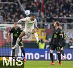15.03.2025, Fussball 1. Bundesliga 2024/2025, 26. Spieltag, FC Augsburg - VfL Wolfsburg, in der WWK-Arena Augsburg, Steve Michel Mounie (FC Augsburg) Kopfball, Maximilian Arnold (Wolfsburg) kann nur zuschauen.