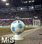 15.03.2025, Fussball 1. Bundesliga 2024/2025, 26. Spieltag, FC Augsburg - VfL Wolfsburg, in der WWK-Arena Augsburg, Der Spielball liegt auf einem Kegel bereit.