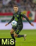 15.03.2025, Fussball 1. Bundesliga 2024/2025, 26. Spieltag, FC Augsburg - VfL Wolfsburg, in der WWK-Arena Augsburg, Kilian Fischer (Wolfsburg) am Ball 