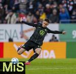15.03.2025, Fussball 1. Bundesliga 2024/2025, 26. Spieltag, FC Augsburg - VfL Wolfsburg, in der WWK-Arena Augsburg, Bence Dardai (Wolfsburg) am Ball 
