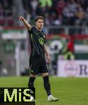 15.03.2025, Fussball 1. Bundesliga 2024/2025, 26. Spieltag, FC Augsburg - VfL Wolfsburg, in der WWK-Arena Augsburg,  Sebastiaan Bornauw (Wolfsburg) gibt Anweisungen 