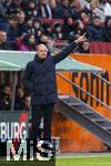 15.03.2025, Fussball 1. Bundesliga 2024/2025, 26. Spieltag, FC Augsburg - VfL Wolfsburg, in der WWK-Arena Augsburg, Trainer Jess Thorup (FC Augsburg) gibt die Richtung vor, nach oben!