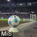 15.03.2025, Fussball 1. Bundesliga 2024/2025, 26. Spieltag, FC Augsburg - VfL Wolfsburg, in der WWK-Arena Augsburg, Der Spielball liegt auf einem Kegel bereit.