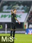 15.03.2025, Fussball 1. Bundesliga 2024/2025, 26. Spieltag, FC Augsburg - VfL Wolfsburg, in der WWK-Arena Augsburg,  Sebastiaan Bornauw (Wolfsburg) gibt Anweisungen