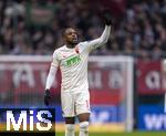 15.03.2025, Fussball 1. Bundesliga 2024/2025, 26. Spieltag, FC Augsburg - VfL Wolfsburg, in der WWK-Arena Augsburg, Frank Ogochukwu Onyeka (Augsburg) gibt Anweisungen