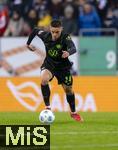 15.03.2025, Fussball 1. Bundesliga 2024/2025, 26. Spieltag, FC Augsburg - VfL Wolfsburg, in der WWK-Arena Augsburg, Bence Dardai (Wolfsburg) am Ball 