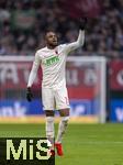 15.03.2025, Fussball 1. Bundesliga 2024/2025, 26. Spieltag, FC Augsburg - VfL Wolfsburg, in der WWK-Arena Augsburg, Frank Ogochukwu Onyeka (Augsburg) gibt Anweisungen