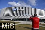 17.03.2025, Fussball, das FC Bayern Mnchen Legenden-Turnier FRANZ BECKENBAUER CUP, im SAP-Garden Mnchen. Aussenansicht der Sporthalle, die SAP-Arena, ein Fan macht ein Erinnerungsfoto.