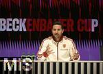 17.03.2025, Fussball, das FC Bayern Mnchen Legenden-Turnier FRANZ BECKENBAUER CUP, im SAP-Garden Mnchen. Claudio Pizarro, (FC Bayern Mnchen) bei der PK mit Kindern 
