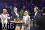 17.03.2025, Fussball, das FC Bayern Mnchen Legenden-Turnier FRANZ BECKENBAUER CUP, im SAP-Garden Mnchen. Wittwe Heidi Beckenbauer (2.v.re) mit Sohn Joel (re) und Vorstandsvorsitzender Jan-Christian Dreesen (2.v.li, FC Bayern Mnchen) 