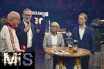 17.03.2025, Fussball, das FC Bayern Mnchen Legenden-Turnier FRANZ BECKENBAUER CUP, im SAP-Garden Mnchen. Wittwe Heidi Beckenbauer (2.v.re) mit Sohn Joel (re) und Vorstandsvorsitzender Jan-Christian Dreesen (2.v.li, FC Bayern Mnchen) 
