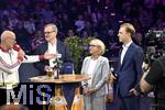 17.03.2025, Fussball, das FC Bayern Mnchen Legenden-Turnier FRANZ BECKENBAUER CUP, im SAP-Garden Mnchen. Wittwe Heidi Beckenbauer (2.v.re) mit Sohn Joel (re) und Vorstandsvorsitzender Jan-Christian Dreesen (2.v.li, FC Bayern Mnchen) 