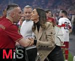 17.03.2025, Fussball, das FC Bayern Mnchen Legenden-Turnier FRANZ BECKENBAUER CUP, im SAP-Garden Mnchen. li: Franck Ribery wird begrt