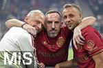 17.03.2025, Fussball, das FC Bayern Mnchen Legenden-Turnier FRANZ BECKENBAUER CUP, im SAP-Garden Mnchen. mitte: Franck Ribery (Bayern Mnchen) mit Rafinha (re) und einem Physiotherapeuten
