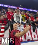 17.03.2025, Fussball, das FC Bayern Mnchen Legenden-Turnier FRANZ BECKENBAUER CUP, im SAP-Garden Mnchen. Arjen Robben (Bayern Mnchen) gibt den Fans Autogramme und Selfies.