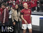 17.03.2025, Fussball, das FC Bayern Mnchen Legenden-Turnier FRANZ BECKENBAUER CUP, im SAP-Garden Mnchen. re: Arjen Robben mit weiblicher Begleitung 
