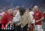 17.03.2025, Fussball, das FC Bayern Mnchen Legenden-Turnier FRANZ BECKENBAUER CUP, im SAP-Garden Mnchen. li: Franck Ribery wird begrt, re: Arjen Robben 
