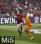 17.03.2025, Fussball, das FC Bayern Mnchen Legenden-Turnier FRANZ BECKENBAUER CUP, im SAP-Garden Mnchen. li: Arjen Robben (Bayern Mnchen) gegen Pepe (Real Madrid) 
