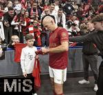 17.03.2025, Fussball, das FC Bayern Mnchen Legenden-Turnier FRANZ BECKENBAUER CUP, im SAP-Garden Mnchen. Arjen Robben (Bayern Mnchen) gibt Autogramme
