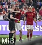 17.03.2025, Fussball, das FC Bayern Mnchen Legenden-Turnier FRANZ BECKENBAUER CUP, im SAP-Garden Mnchen. Halbfinale FC Bayern Mnchen gegen Borussia Dortmund, Mark van Bommel (Bayern Mnchen) herzt den Schiedsrichter scherzhaft.