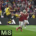 17.03.2025, Fussball, das FC Bayern Mnchen Legenden-Turnier FRANZ BECKENBAUER CUP, im SAP-Garden Mnchen. Halbfinale FC Bayern Mnchen gegen Borussia Dortmund, v.li: Dede (Dortmund) tritt gegen Franck Ribery (Bayern Mnchen).