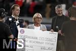 17.03.2025, Fussball, das FC Bayern Mnchen Legenden-Turnier FRANZ BECKENBAUER CUP, im SAP-Garden Mnchen. v.li: Heidi und Joel Beckenbauer bekommen einen Spendenscheck von Prsident Herbert Hainer (FC Bayern) 