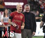 17.03.2025, Fussball, das FC Bayern Mnchen Legenden-Turnier FRANZ BECKENBAUER CUP, im SAP-Garden Mnchen. v.li: Arjen Robben mit Prsident Herbert Hainer (FC Bayern) 