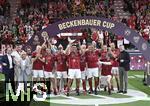 17.03.2025, Fussball, das FC Bayern Mnchen Legenden-Turnier FRANZ BECKENBAUER CUP, im SAP-Garden Mnchen. Siegerehrung des Turniersiegers FC Bayern Mnchen Legenden. Mit Heidi und Joel Beckenbauer, Prsident Herbert Hainer (FC Bayern) 