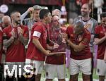 17.03.2025, Fussball, das FC Bayern Mnchen Legenden-Turnier FRANZ BECKENBAUER CUP, im SAP-Garden Mnchen. Siegerehrung des Turniersiegers FC Bayern Mnchen Legenden. Giovanne Elber ksst Franck Ribery auf den Kopf 