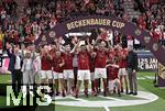 17.03.2025, Fussball, das FC Bayern Mnchen Legenden-Turnier FRANZ BECKENBAUER CUP, im SAP-Garden Mnchen. Siegerehrung des Turniersiegers FC Bayern Mnchen Legenden. Mit Heidi und Joel Beckenbauer, Prsident Herbert Hainer (FC Bayern) 