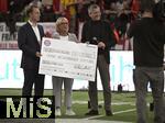 17.03.2025, Fussball, das FC Bayern Mnchen Legenden-Turnier FRANZ BECKENBAUER CUP, im SAP-Garden Mnchen. v.li: Heidi und Joel Beckenbauer bekommen einen Spendenscheck von Prsident Herbert Hainer (FC Bayern) 