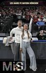 17.03.2025, Fussball, das FC Bayern Mnchen Legenden-Turnier FRANZ BECKENBAUER CUP, im SAP-Garden Mnchen. Stargste, v.li: Wayne Carpendale und Ehefrau Annemarie Carpendale