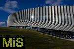 17.03.2025, Fussball, das FC Bayern Mnchen Legenden-Turnier FRANZ BECKENBAUER CUP, im SAP-Garden Mnchen. Aussenansicht, in Fassade der neuen Multifunktionshalle im Olympiapark am ehemaligen Standort der Radhalle spiegelt sich die Sonne.