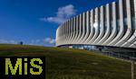 17.03.2025, Fussball, das FC Bayern Mnchen Legenden-Turnier FRANZ BECKENBAUER CUP, im SAP-Garden Mnchen. Aussenansicht, in Fassade der neuen Multifunktionshalle im Olympiapark am ehemaligen Standort der Radhalle spiegelt sich die Sonne.