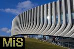17.03.2025, Fussball, das FC Bayern Mnchen Legenden-Turnier FRANZ BECKENBAUER CUP, im SAP-Garden Mnchen. Aussenansicht, in Fassade der neuen Multifunktionshalle im Olympiapark am ehemaligen Standort der Radhalle spiegelt sich die Sonne.