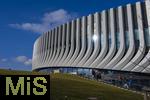 17.03.2025, Fussball, das FC Bayern Mnchen Legenden-Turnier FRANZ BECKENBAUER CUP, im SAP-Garden Mnchen. Aussenansicht, in Fassade der neuen Multifunktionshalle im Olympiapark am ehemaligen Standort der Radhalle spiegelt sich die Sonne.