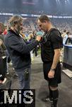 17.03.2025, Fussball, das FC Bayern Mnchen Legenden-Turnier FRANZ BECKENBAUER CUP, im SAP-Garden Mnchen. Dem Schiedsrichter wird von einem Techniker die Bodycam am Brustgurt angebracht.