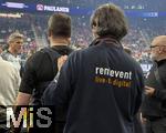 17.03.2025, Fussball, das FC Bayern Mnchen Legenden-Turnier FRANZ BECKENBAUER CUP, im SAP-Garden Mnchen. Dem Schiedsrichter wird von einem Techniker die Bodycam am Brustgurt angebracht.