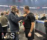 17.03.2025, Fussball, das FC Bayern Mnchen Legenden-Turnier FRANZ BECKENBAUER CUP, im SAP-Garden Mnchen. Dem Schiedsrichter wird von einem Techniker die Bodycam am Brustgurt angebracht.