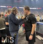 17.03.2025, Fussball, das FC Bayern Mnchen Legenden-Turnier FRANZ BECKENBAUER CUP, im SAP-Garden Mnchen. Dem Schiedsrichter wird von einem Techniker die Bodycam am Brustgurt angebracht.