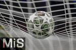 17.03.2025, Fussball, das FC Bayern Mnchen Legenden-Turnier FRANZ BECKENBAUER CUP, im SAP-Garden Mnchen. Championsleague Finale-Spielball von Adidas liegt auf dem Tornetz.  seine Gestaltung nimmt Bezug auf Mnchen als Tor zu den bayerischen Alpen, laut dem Hersteller. Der Ball wird geziert von grnen und kupferfarbenen Blockpaneelen, darin befinden sich einige der bekanntesten Symbole der bayrischen Landeshauptstadt - etwa die Alpen, Edelweiblumen oder der Englische Garten. Die Farben sind eine Anspielung auf die Dcher und Gebude Mnchens. Der Spielball der diesjhrigen Saison hat etliche technologische Innovationen, wie eine Prisma-Oberflche mit einem Prgemuster fr mehr Przision und Drall.