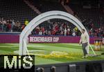 17.03.2025, Fussball, das FC Bayern Mnchen Legenden-Turnier FRANZ BECKENBAUER CUP, im SAP-Garden Mnchen. Nach dem Turnier wird der Mll der Siegerehrung weggerumt.