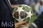 17.03.2025, Fussball, das FC Bayern Mnchen Legenden-Turnier FRANZ BECKENBAUER CUP, im SAP-Garden Mnchen. Championsleague Finale-Spielball von Adidas.  seine Gestaltung nimmt Bezug auf Mnchen als Tor zu den bayerischen Alpen, laut dem Hersteller. Der Ball wird geziert von grnen und kupferfarbenen Blockpaneelen, darin befinden sich einige der bekanntesten Symbole der bayrischen Landeshauptstadt - etwa die Alpen, Edelweiblumen oder der Englische Garten. Die Farben sind eine Anspielung auf die Dcher und Gebude Mnchens. Der Spielball der diesjhrigen Saison hat etliche technologische Innovationen, wie eine Prisma-Oberflche mit einem Prgemuster fr mehr Przision und Drall.
