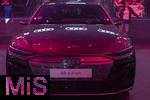 17.03.2025, Fussball, das FC Bayern Mnchen Legenden-Turnier FRANZ BECKENBAUER CUP, im SAP-Garden Mnchen. FC Bayern-Sponsor AUDI stellt sein E-Auto S6 etron im Innenraum aus. Das Firmenlogo, die vier Ringe von Audi spiegeln sich von der Werbefafel im Autolack.