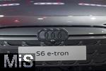 17.03.2025, Fussball, das FC Bayern Mnchen Legenden-Turnier FRANZ BECKENBAUER CUP, im SAP-Garden Mnchen. FC Bayern-Sponsor AUDI stellt sein E-Auto S6 etron im Innenraum aus. Das Firmenlogo, die vier Ringe von Audi  